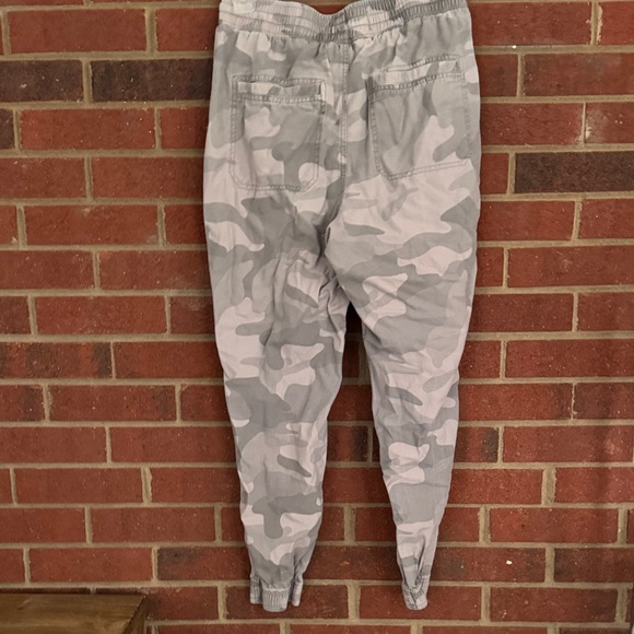 Hollister Gray Camouflage High Waisted Faux Drawstring Joggers - Picture 5 of 9